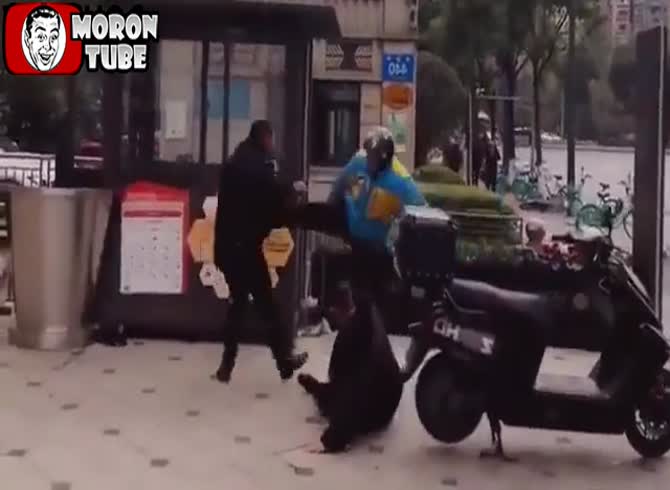 Video :Two security guards are destroyed by a kung fu delivery man
